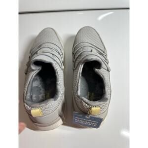 New NWT women Skechers 10 light gray beige slip-on flat walk memory comfort shoe